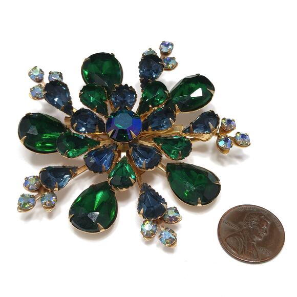 Vintage 1950s Emerald Green Rhinestones Snowflake Brooch - Picture 8 of 10